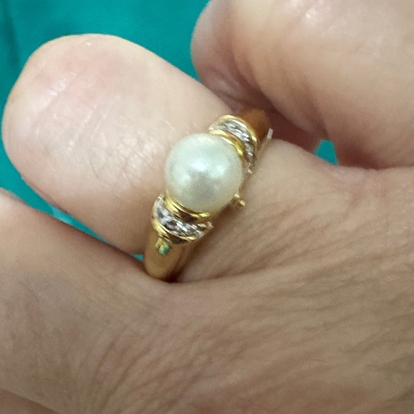 Avon Goldtone pearlesque ring with crystal accents - Picture 1 of 4